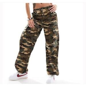 NEW Levi’s 94 baggy Camo Cargo Pants Size 28 X 30
